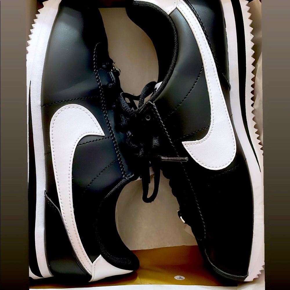 Nike sneakers 6.5 in kids in excellent condition comes with original box